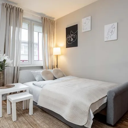 Apartment Goldenberry With Parking Mokotow